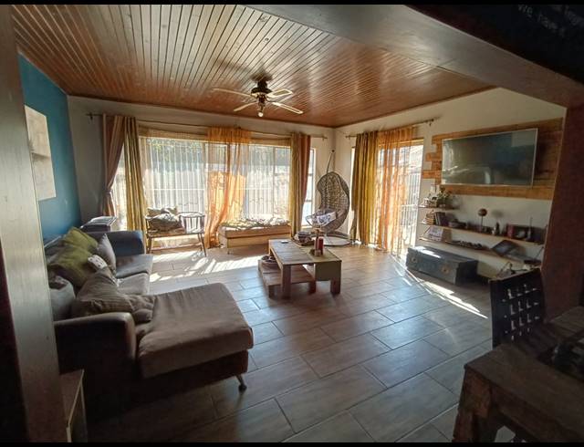 3 BEDROOM HOUSE TO LET IN FLORA GARDENS